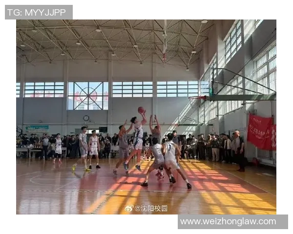 在篮球场上挥洒汗水的男生们分享的热血瞬间与心情感悟